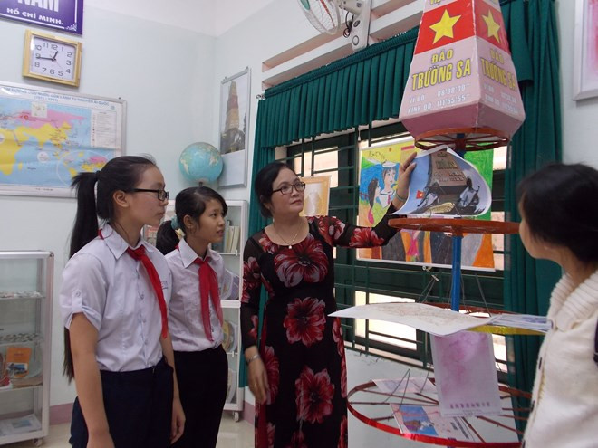 Cô giáo Minh dạy trực quan cho học trò tài phòng học bộ môn. Cô giáo Minh dạy trực quan cho học trò tài phòng học bộ môn.