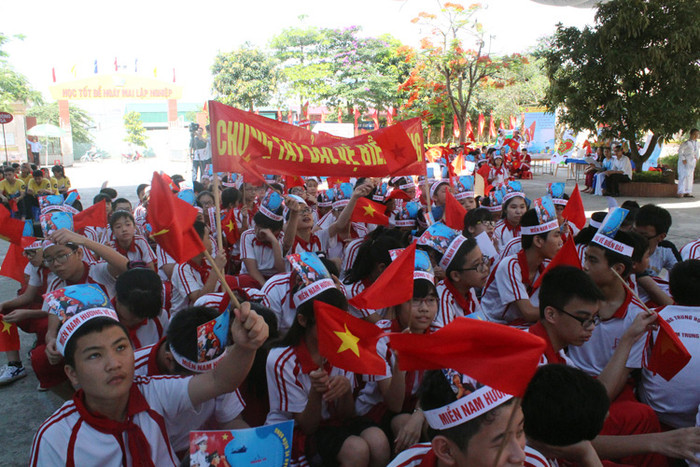 Các em học sinh bày tỏ quyết tâm: &quot;Chung tay bảo vệ biển đông&quot;.