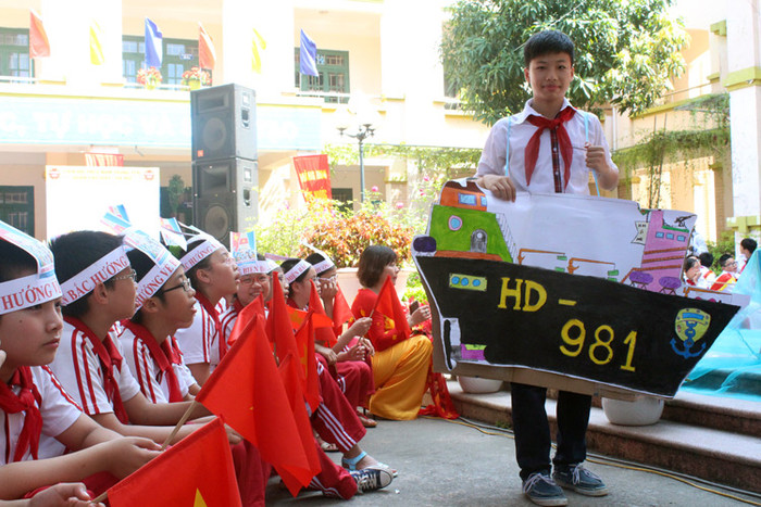 Mô hình dàn khoan 981 của Trung Quốc đặt trái phép tại vùng biển Việt Nam được các em nhỏ tái hiện sinh động.