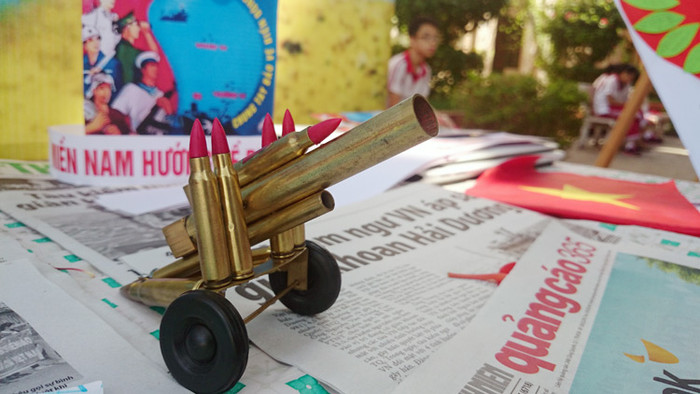 Khẩu pháo do các em làm bày tỏ không thể để cho quân xâm lược xâm chiếm lãnh thể, bò cõi đất nước.