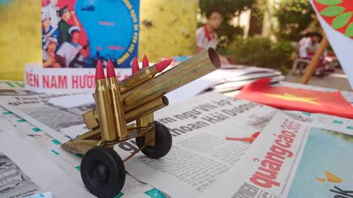 Khẩu pháo do các em làm bày tỏ không thể để cho quân xâm lược xâm chiếm lãnh thể, bò cõi đất nước.