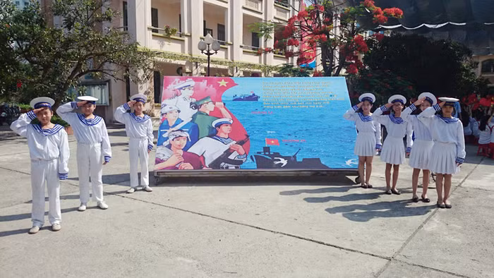 Những chú hải quân nhỏ tuổi của Trường THCS Nam Trung Yên thể hiện lòng yêu nước, bảo vệ vững chắc chủ quyền lãnh thổ.