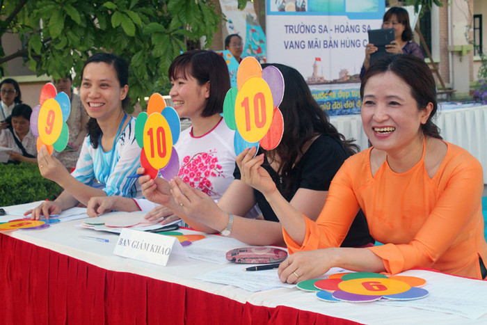 Ban giám khảo là những thầy, cô giáo trong trường, các cô luôn động viên, giúp đỡ học sinh bày tỏ lòng yêu nước của mình.