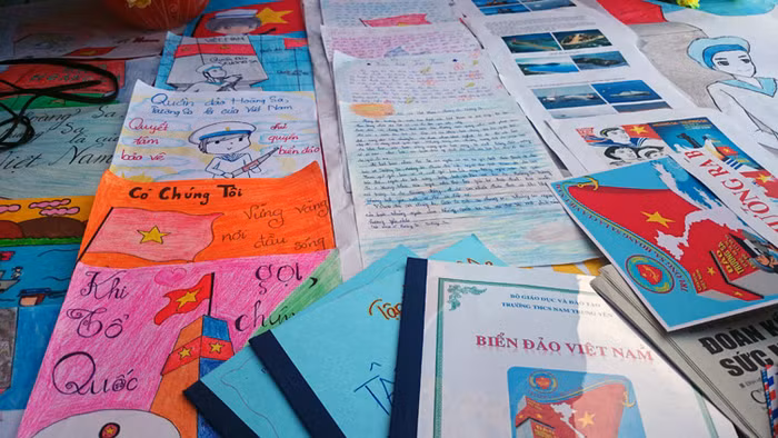 Đây là những lá thư, những bức hình cổ động do các em học sinh tự vẽ để thể hiện lòng yêu nước.