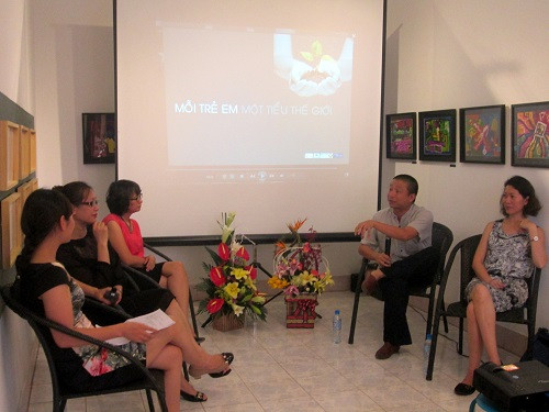 Các diễn giả tại buổi nói chuyện về phương pháp giáo dục trẻ tự kỷ. Ảnh Vũ Hoa - Thu Ngà. Các diễn giả tại buổi nói chuyện về phương pháp giáo dục trẻ tự kỷ. Ảnh Vũ Hoa - Thu Ngà.