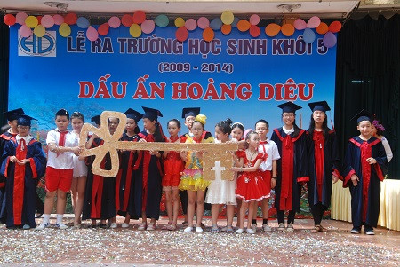 Học sinh lớp 5 tại Hà Nội tới ngày ra trường vẫn bị tận thu ảnh 1 Học sinh lớp 5 tại Hà Nội tới ngày ra trường vẫn bị tận thu ảnh 1