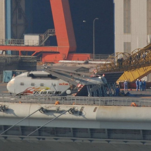 Máy bay trực thăng Z-8AEW xuất hiện trên tàu sân bay.