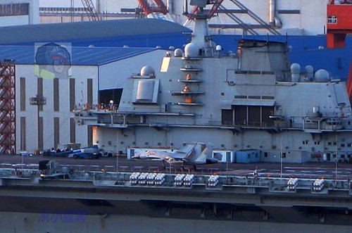 Máy bay chiến đấu J-15 được đưa lên tàu sân bay.