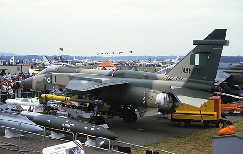 Máy bay tấn công Jaguar có tính năng tuyệt vời của Nigeria. Máy bay tấn công Jaguar có tính năng tuyệt vời của Nigeria.