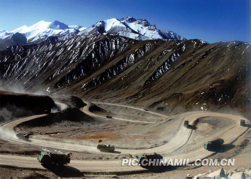 Quân đội Trung Quốc hoạt động ở cao nguyên Thanh Tạng (ảnh: mạng Hoàn Cầu ngày 27/3/2012)