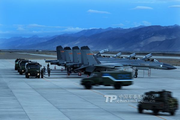 Máy bay chiến đấu mới tập trung ở sân bay trên cao nguyên.