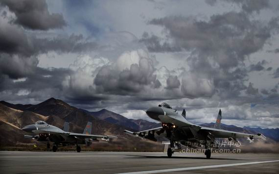 Máy bay chiến đấu J-11 của Trung Quốc cất cánh khẩn cấp.