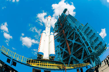 Tàu vũ trụ Thiên Cung 1 và tên lửa đẩy Trường Chinh 2F.