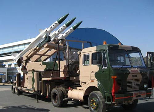 Hệ thống tên lửa phòng không Akash do Ấn Độ tự sản xuất.