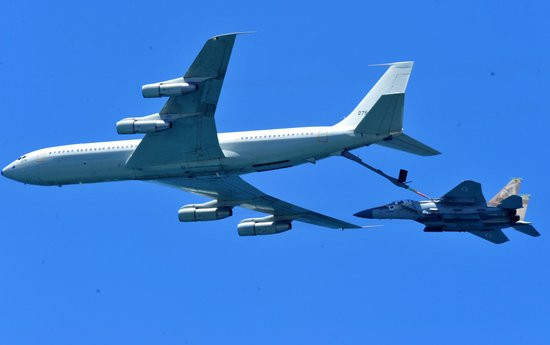 Máy bay tiếp dầu trên không Boeing-707 của Không quân Israel tiếp dầu cho máy bay chiến đấu F-15I, thể hiện khả năng tác chiến tầm xa. Máy bay tiếp dầu trên không Boeing-707 của Không quân Israel tiếp dầu cho máy bay chiến đấu F-15I, thể hiện khả năng tác chiến tầm xa.