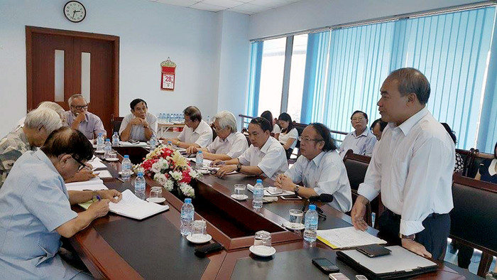 Nhận lời mời của Hiệp hội các trường đại học, cao đẳng Việt Nam, Thứ trưởng Bộ GD&ĐT Nguyễn Vinh Hiển và lãnh đạo Vụ Trung học phổ thông đã tới dự và truyển đạt những tư tưởng cơ bản của Dự thảo Chương trình. Ảnh Xuân Trung Nhận lời mời của Hiệp hội các trường đại học, cao đẳng Việt Nam, Thứ trưởng Bộ GD&ĐT Nguyễn Vinh Hiển và lãnh đạo Vụ Trung học phổ thông đã tới dự và truyển đạt những tư tưởng cơ bản của Dự thảo Chương trình. Ảnh Xuân Trung