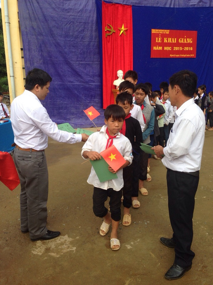 Lãnh đạo nhà trường phát phần thưởng cho học sinh nhân dịp năm học mới.