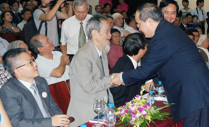 Ông Nhân chúc mừng thầy và trò khối chuyên toán - tin A0 ngày nào. Ảnh Xuân Trung