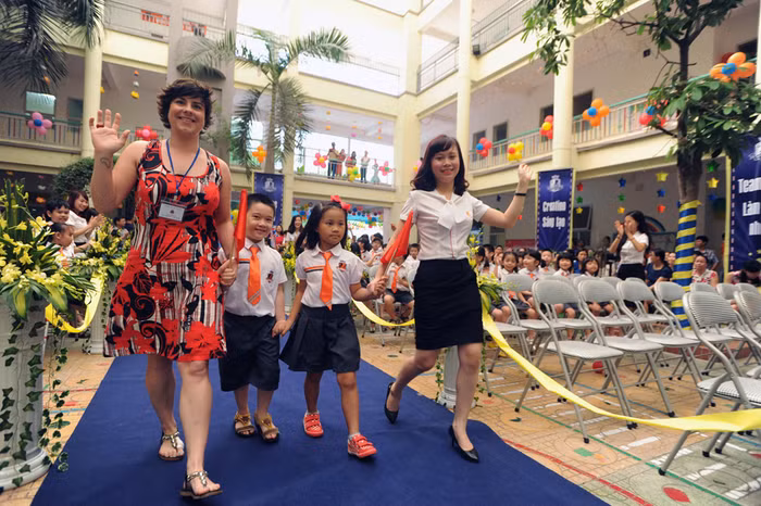 Thầy cô Trường Song ngữ Brenbon chào mừng các em học sinh lớp 1.