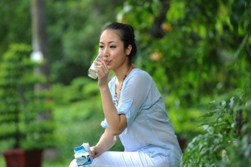 Uống sữa buổi sáng - giảm cân: Đem nhiệt lượng của bữa sáng và bữa tối phân phối cho bữa sáng, ví dụ như bữa sáng no nê rồi nhưng cũng nên uống một ly sữa, như thế có thể giảm được 2kg trong vòng 1 năm. Bởi sữa làm cho chúng ta có cảm giác no, từ đó bớt thèm các món khác. Uống sữa buổi sáng - giảm cân: Đem nhiệt lượng của bữa sáng và bữa tối phân phối cho bữa sáng, ví dụ như bữa sáng no nê rồi nhưng cũng nên uống một ly sữa, như thế có thể giảm được 2kg trong vòng 1 năm. Bởi sữa làm cho chúng ta có cảm giác no, từ đó bớt thèm các món khác.