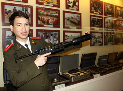 Súng bắn lưới, một trong nhiều loại vũ khí trang bị của lực lượng Công an được Tổng cục Hậu cần, Kỹ thuật CAND tự sản xuất. Súng bắn lưới, một trong nhiều loại vũ khí trang bị của lực lượng Công an được Tổng cục Hậu cần, Kỹ thuật CAND tự sản xuất.