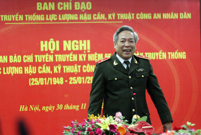 Thiếu tướng Vũ Thuật trao đổi với các phóng viên báo chí Thiếu tướng Vũ Thuật trao đổi với các phóng viên báo chí