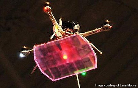 Ảnh chụp UAV Quadrocopter nạp điện nhờ sử dụng bộ tiếp laser gắn trên máy bay giúp nó bay tối đa (trong lần thử) là 12,5 giờ.