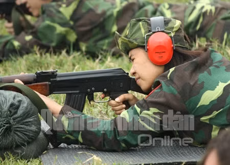 Một nữ xạ thủ của Quân đội nhân dân Việt Nam tham gia giao lưu ở nội dung bắn súng AK Một nữ xạ thủ của Quân đội nhân dân Việt Nam tham gia giao lưu ở nội dung bắn súng AK