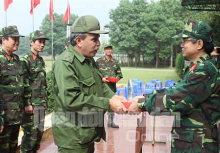 Trao thưởng cho các thành viên của Đội thi số 5, đạt giải nhất Trao thưởng cho các thành viên của Đội thi số 5, đạt giải nhất