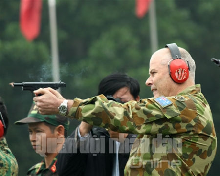 Đại tá Mát-thêu Đắt-ly, Tùy viên quốc phòng Australia, Phó trưởng Đoàn tùy viên quân sự, quốc phòng các nước tại Việt Nam tập trung cao độ cho bài bắn K54 Đại tá Mát-thêu Đắt-ly, Tùy viên quốc phòng Australia, Phó trưởng Đoàn tùy viên quân sự, quốc phòng các nước tại Việt Nam tập trung cao độ cho bài bắn K54