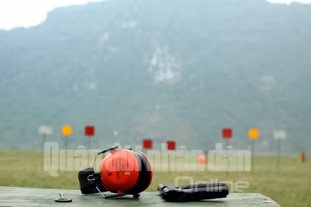 Các tùy viên quốc phòng, quân sự "đua tài" ở 2 nội dung: Bắn súng K54 và bắn súng AK. Trong khi cự ly bắn của K54 là 20m thì cự ly bắn của AK là 50m Các tùy viên quốc phòng, quân sự "đua tài" ở 2 nội dung: Bắn súng K54 và bắn súng AK. Trong khi cự ly bắn của K54 là 20m thì cự ly bắn của AK là 50m