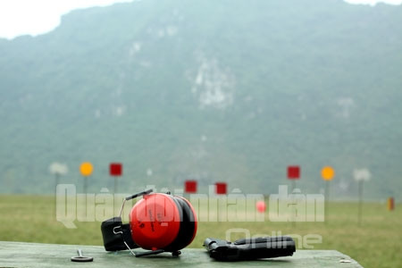 Các tùy viên quốc phòng, quân sự "đua tài" ở 2 nội dung: Bắn súng K54 và bắn súng AK. Trong khi cự ly bắn của K54 là 20m thì cự ly bắn của AK là 50m Các tùy viên quốc phòng, quân sự "đua tài" ở 2 nội dung: Bắn súng K54 và bắn súng AK. Trong khi cự ly bắn của K54 là 20m thì cự ly bắn của AK là 50m