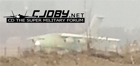 Ảnh chụp máy bay Y-20 trong sương mù tại sân bay một nhà máy.