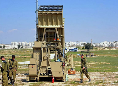 Binh sĩ đang thao tác điều khiển hệ thống Iron Dome Binh sĩ đang thao tác điều khiển hệ thống Iron Dome