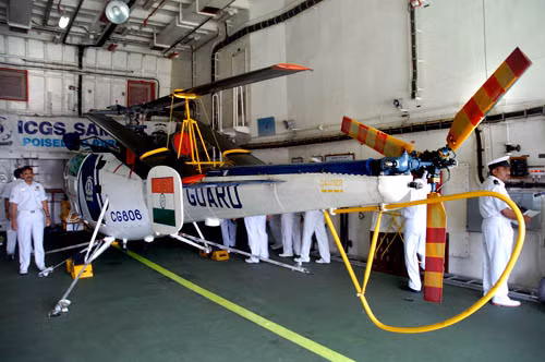 Tàu được trang bị một trực thăng Chetak.
