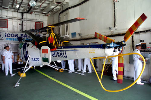 Tàu được trang bị một trực thăng Chetak.