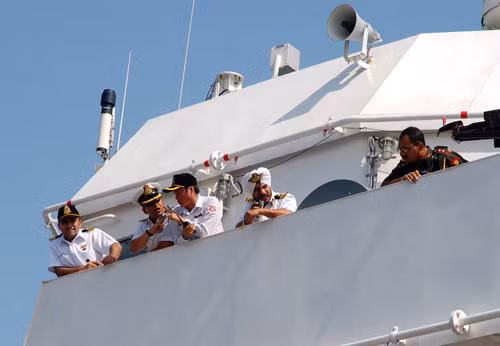 Sĩ quan và thủy thủ trên tàu ICGS Samrat
