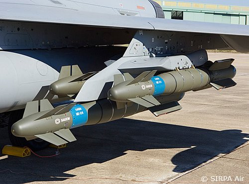 Cận cảnh tên lửa AASM lắp dưới cánh máy bay Rafale Cận cảnh tên lửa AASM lắp dưới cánh máy bay Rafale