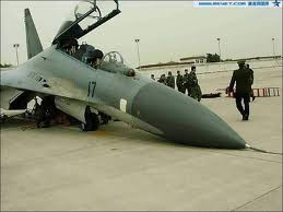 Chiếc J-11 này bị gẫy đôi khi hạ cánh Chiếc J-11 này bị gẫy đôi khi hạ cánh