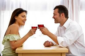 Trong rượu vang đỏ có rất nhiều loại chất phenol có chức năng bảo vệ tim rất tốt và một phần nhỏ chất cồn còn có thể giúp tăng lượng cholesterol tốt đồng thời giúp đánh đuổi những “cặn bã” ở trong huyết quản. Mỗi ngày uống nửa cốc đến 2 cốc là lượng thích hợp nhất. Trong rượu vang đỏ có rất nhiều loại chất phenol có chức năng bảo vệ tim rất tốt và một phần nhỏ chất cồn còn có thể giúp tăng lượng cholesterol tốt đồng thời giúp đánh đuổi những “cặn bã” ở trong huyết quản. Mỗi ngày uống nửa cốc đến 2 cốc là lượng thích hợp nhất.