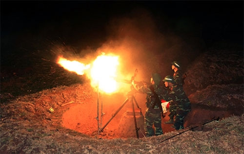 Khẩu đội pháo cao xạ 12,7mm diễn tập xạ kích ban đêm. Khẩu đội pháo cao xạ 12,7mm diễn tập xạ kích ban đêm.