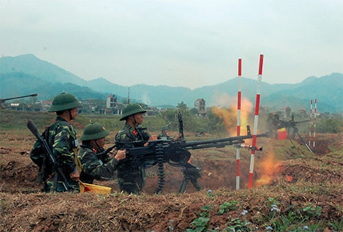 Các khẩu đội 12,7mm thuộc bộ đội chủ lực thực hành tiêu diệt mục tiêu máy bay bay thấp trong điều kiện ban ngày. Các khẩu đội 12,7mm thuộc bộ đội chủ lực thực hành tiêu diệt mục tiêu máy bay bay thấp trong điều kiện ban ngày.