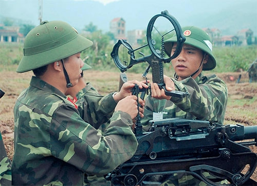 Các pháo thủ khẩu đội 12,7mm thuộc Đại đội 16, Trung đoàn 141, Sư đoàn 312 (Quân đoàn 1) chuẩn bị thực hành bắn đạn thật. Các pháo thủ khẩu đội 12,7mm thuộc Đại đội 16, Trung đoàn 141, Sư đoàn 312 (Quân đoàn 1) chuẩn bị thực hành bắn đạn thật.