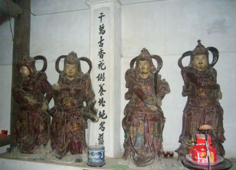 Tiền đường của chùa Dâu đặt tượng Hộ pháp, tám vị Kim Cương; Gian thiêu hương đặt tượng Cửu Long, hai bên có tượng các vị Diêm Vương, Tam châu Thái tử, Mạc Đĩnh Chi. Thượng điện để tượng Bà Dâu (Pháp Vân), Bà Đậu (Pháp Vũ), và các hầu cận. Các pho tượng Bồ tát, Tam thế, Đức ông, Thánh tăng được đặt ở phần hậu điện phía sau chùa chính.