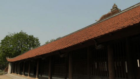 Kiến trúc chùa Dâu còn đến ngày nay được dựng dưới thời Trần năm 1313 và trùng tu nhiều lần qua các thế kỷ tiếp theo. Vua Trần Anh Tông đã sai trạng nguyên Mạc Đĩnh Chi về kiến thiết lại chùa Dâu thành chùa trăm gian, tháp chín tầng, cầu chín nhịp. Bao quanh tòa điện chính hình chữ công là những dãy nhà ngang, nhà dọc vây kín theo kiểu nội công ngoại quốc.