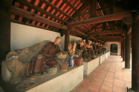 Tiền đường của chùa Dâu đặt tượng Hộ pháp, tám vị Kim Cương; Gian thiêu hương đặt tượng Cửu Long, hai bên có tượng các vị Diêm Vương, Tam châu Thái tử, Mạc Đĩnh Chi. Thượng điện để tượng Bà Dâu (Pháp Vân), Bà Đậu (Pháp Vũ), và các hầu cận. Các pho tượng Bồ tát, Tam thế, Đức ông, Thánh tăng được đặt ở phần hậu điện phía sau chùa chính.