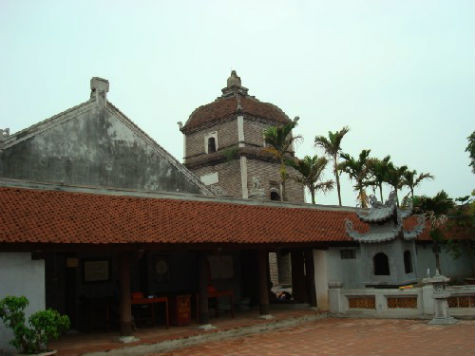 Theo ghi chép trong sách sử và bia đá, đây là ngôi chùa Phật giáo cổ nhất Việt Nam, là nơi giao lưu của hai luồng văn hóa Phật giáo, một từ Ấn Độ sang, một từ phương Bắc xuống. Chùa được xây dựng từ thế kỉ thứ 2 (khởi công xây dựng năm 187 và hoàn thành năm 226) dưới thời Sĩ Nhiếp làm thái thú. Chùa Dâu thờ nữ thần Pháp Vân nên gọi là chùa Pháp Vân và nằm trong vùng đất Cổ Châu nên cũng gọi là chùa Cổ Châu. Chùa gắn liền với truyện cổ tích Tứ pháp của người Việt xưa.