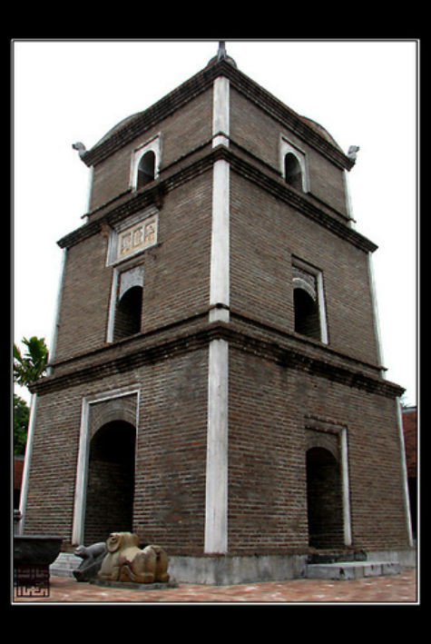 Chính giữa sân chùa trước bái đường là tháp Hòa Phong cao chín tầng, nay chỉ còn ba. Ngôi tháp vuông xây bằng gạch trần, dáng chắc khỏe nổi bật giữa khung cảnh xung quanh. Tháp tượng trưng cho ngọn núi vũ trụ, bốn góc tháp có bốn tượng Thiên vương trấn giữ, trên tháp treo một khánh đồng cổ. Tháp Hòa Phong xây bằng loại gạch cỡ lớn ngày xưa, được nung thủ công tới độ có màu sẫm già của vại sành.