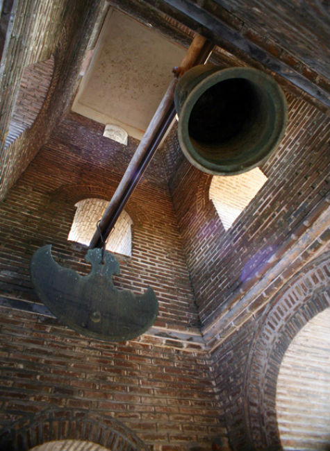 Trong tháp có treo một quả chuông đồng đúc năm 1793 và một chiếc khánh đúc năm 1817. Có 4 tượng Thiên Vương - 4 vị thần trong truyền thuyết cai quản 4 phương trời- cao 1,6 m ở bốn góc.