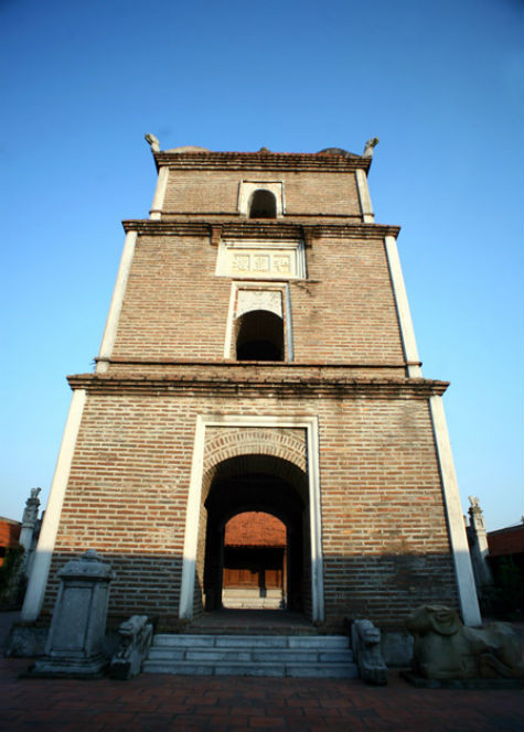 Thời gian đã lấy đi sáu tầng trên của tháp, nay chỉ còn ba tầng dưới, cao khoảng 17 m nhưng vẫn uy nghi, vững chãi thế đứng ngàn năm. Mặt trước tầng 2 có gắn bảng đá khắc chữ "Hòa Phong tháp". Chân tháp vuông, mỗi cạnh gần 7 m. Tầng dưới có 4 cửa vòm. Từ "Hoà Phong" có nghĩa là ngọn gió mát mẻ, tốt lành.